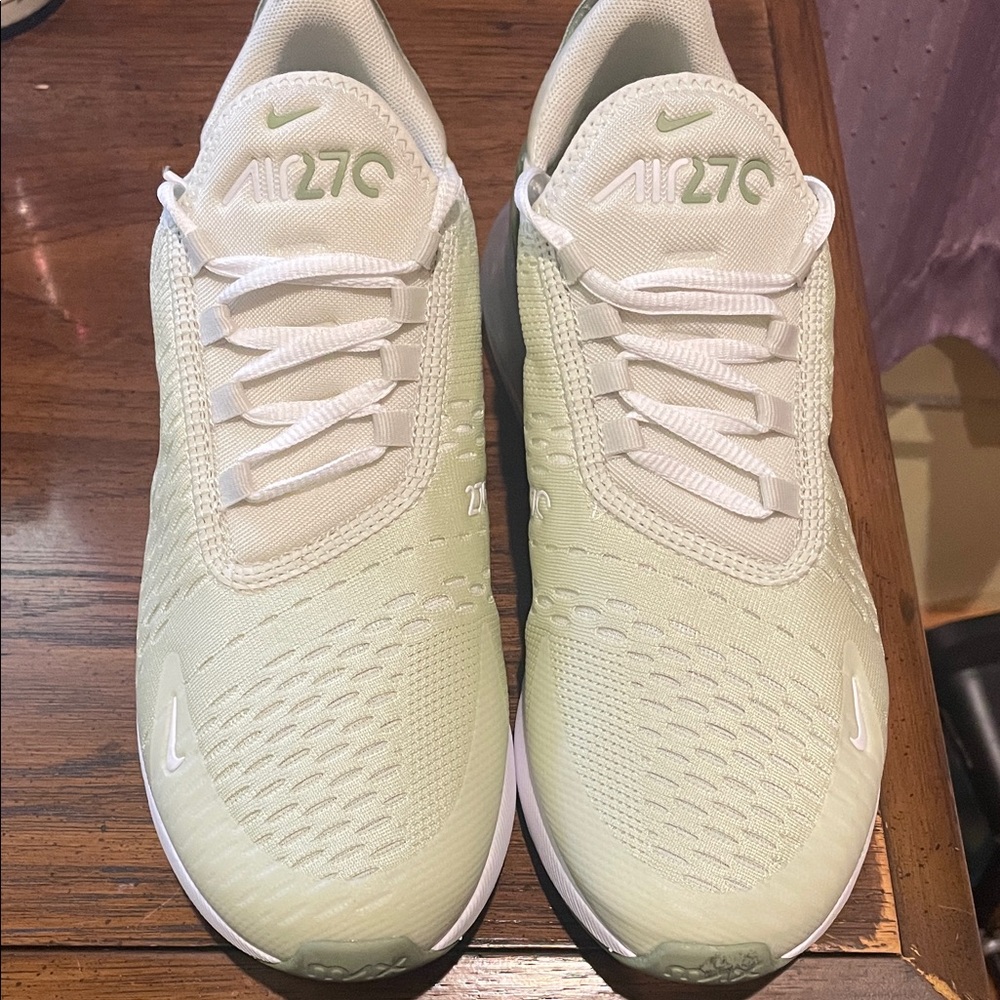 Nike Air Max 270 Pale Green and White Sneakers Women’s size 9
